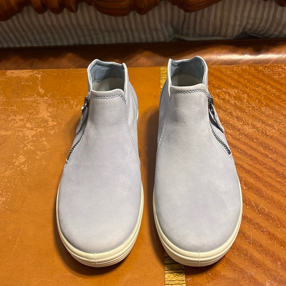 ECCO Soft 7 Low Zip Bootie Size 38 Dusty Blue color